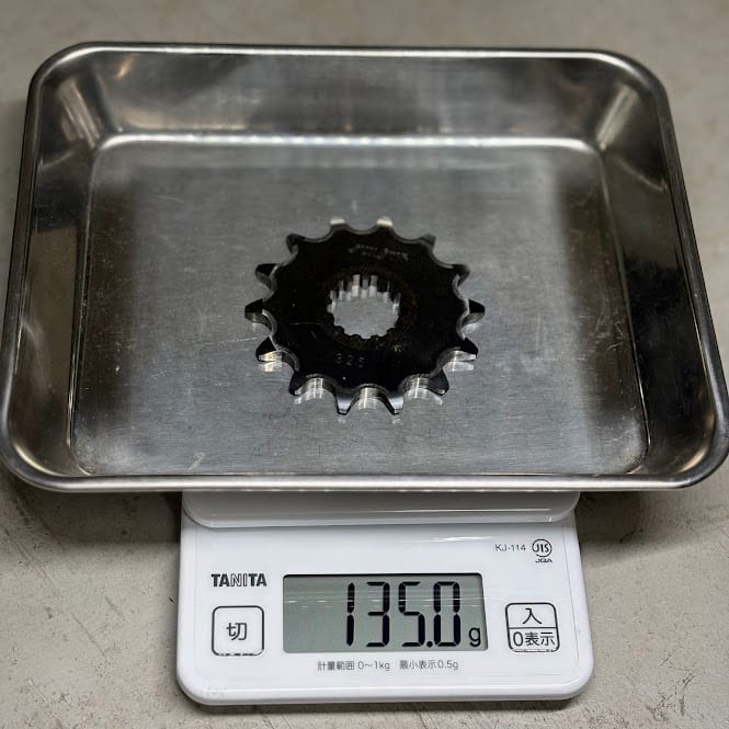 はかりに載せたサンスターの325-14。表示は135.0g