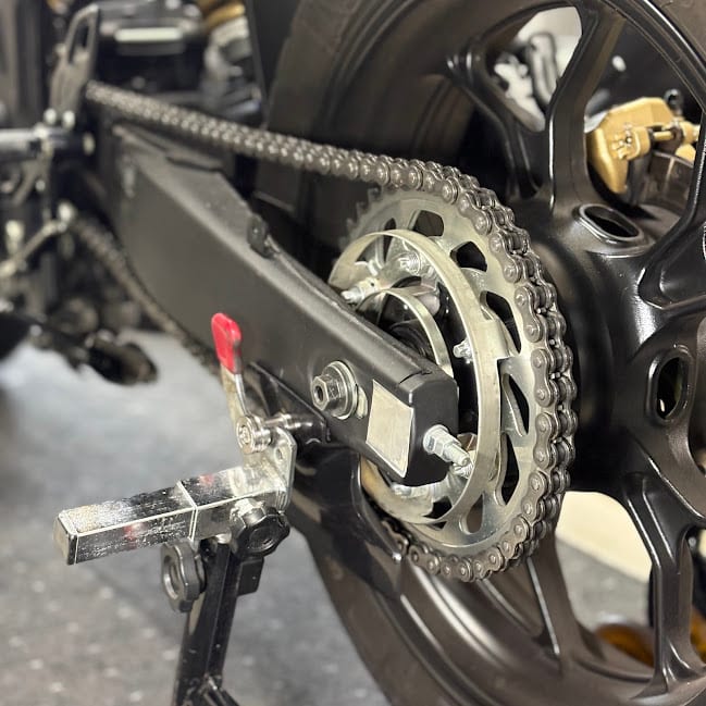 交換前のYZF-R3のリア。純正のリアスプロケットの外側にブラケットが重なり、6個のフランジナットで留まっている