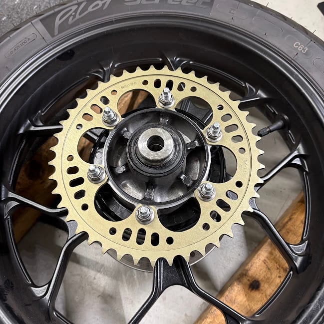 YZF-R3のリアホイールに取り付けたサンスターのリアスプロケット。ドライブハブのスタッドボルト6本に直接留まっている