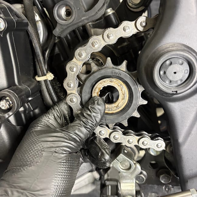 YZF-R3から抜いた純正ドライブスプロケット。歯の内側に黒いラバーが付き、1WDの刻印がある