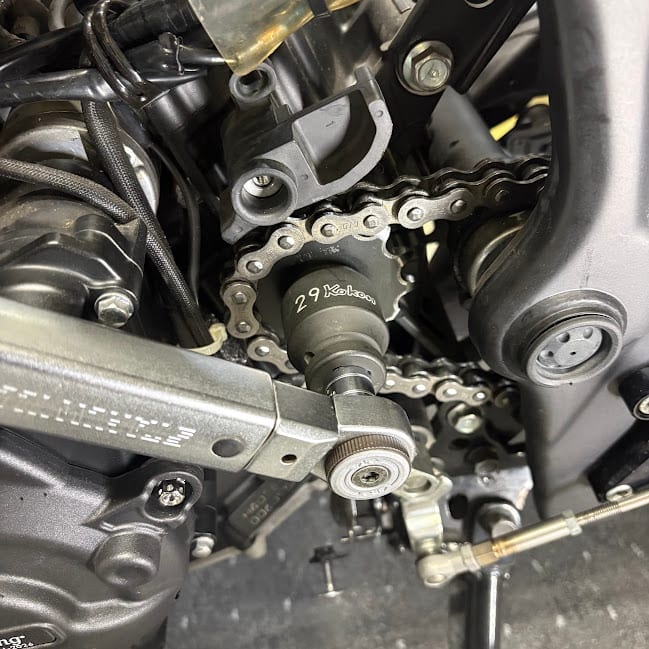 トルクレンチに29mmのソケットを付けて、YZF-R3のドライブスプロケットナットを締めているところ