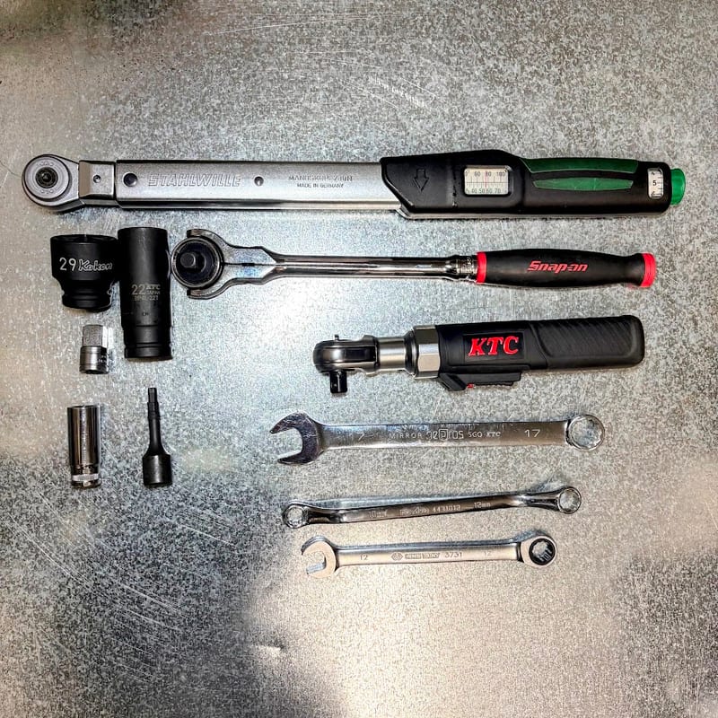 使った工具。スタビレーのトルクレンチ、スナップオンのラチェット、KTCの電動ラチェット、29mmと22mmのソケット、コンビネーションレンチ3本
