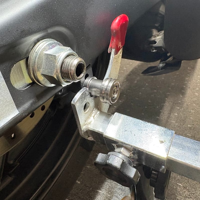 ZETA RACINGのフックを装着し、メンテナンススタンドのVフックで掛けた状態