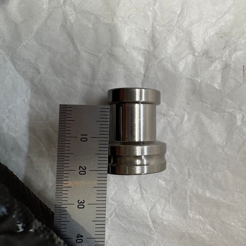 ZETA RACINGのくびれ幅をノギスで実測しているところ。13mm