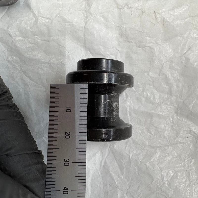 56 Racingのくびれ幅をノギスで実測しているところ。18mm