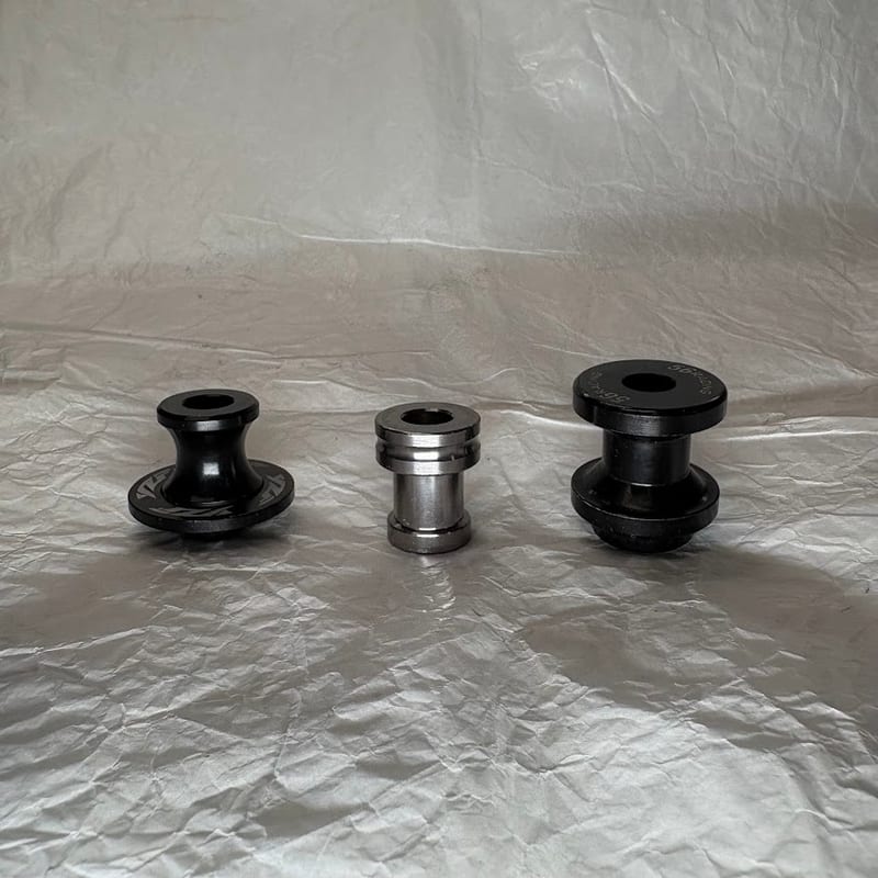 3種のスタンドフックを側面から並べた比較。ZETA RACINGだけ円盤の張り出しが小さくなだらかな形状で、GRAKSOTOと56 Racingは円盤が大きく張り出している