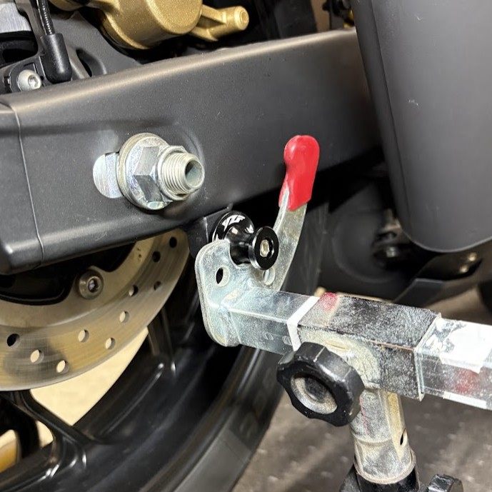 GRAKSOTOのフックをメンテナンススタンドのV字受けで掛けた状態