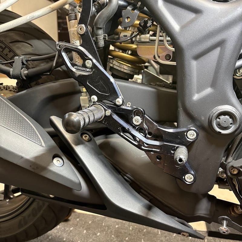 STRIKER のステップキットを装着した YZF-R3 の右側。ブレーキペダルとステップバー