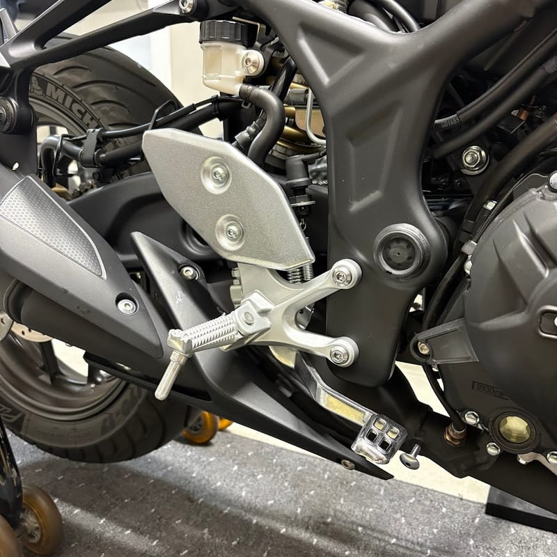 YZF-R3の純正右ステップ。ブレーキペダルとタンデムステップブラケットが付いた状態