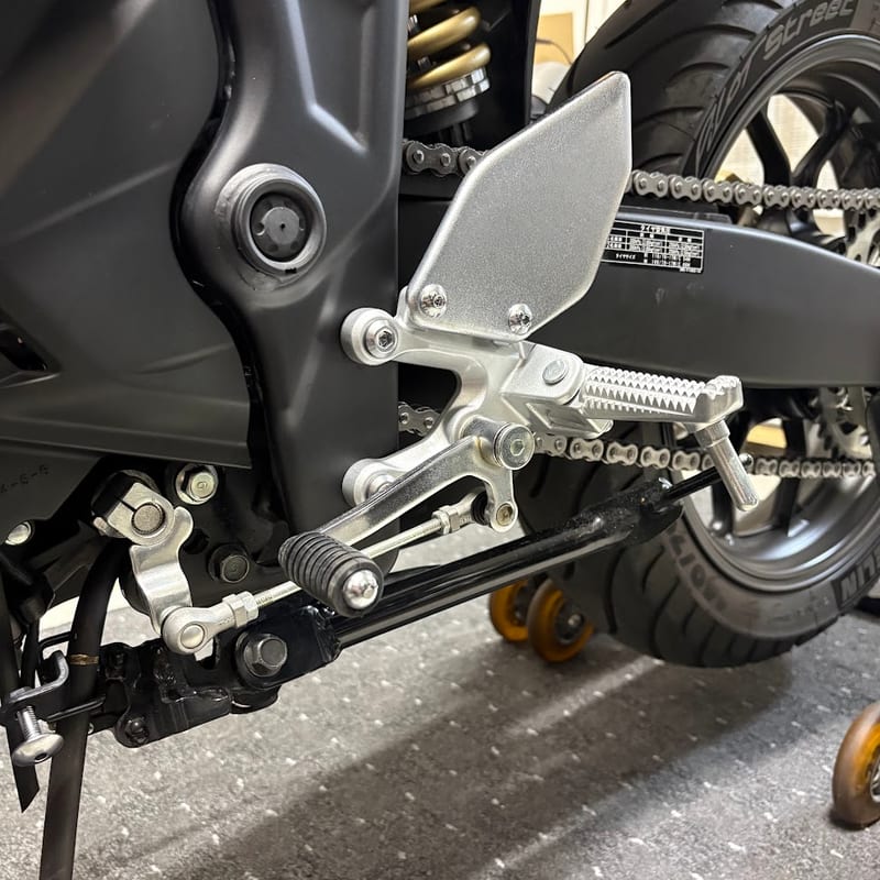 YZF-R3の純正左ステップ。シフトペダルとシフトロッドが付いた状態