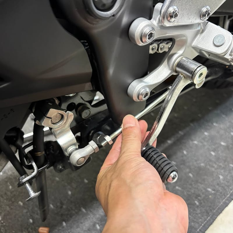 YZF-R3の純正シフトロッドをシフトアーム側から外し、シフトペダルを手で持っている状態