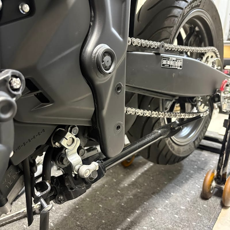 純正ステップを外した後のYZF-R3左側。フレームのステップ取り付けボス2箇所が露出した状態