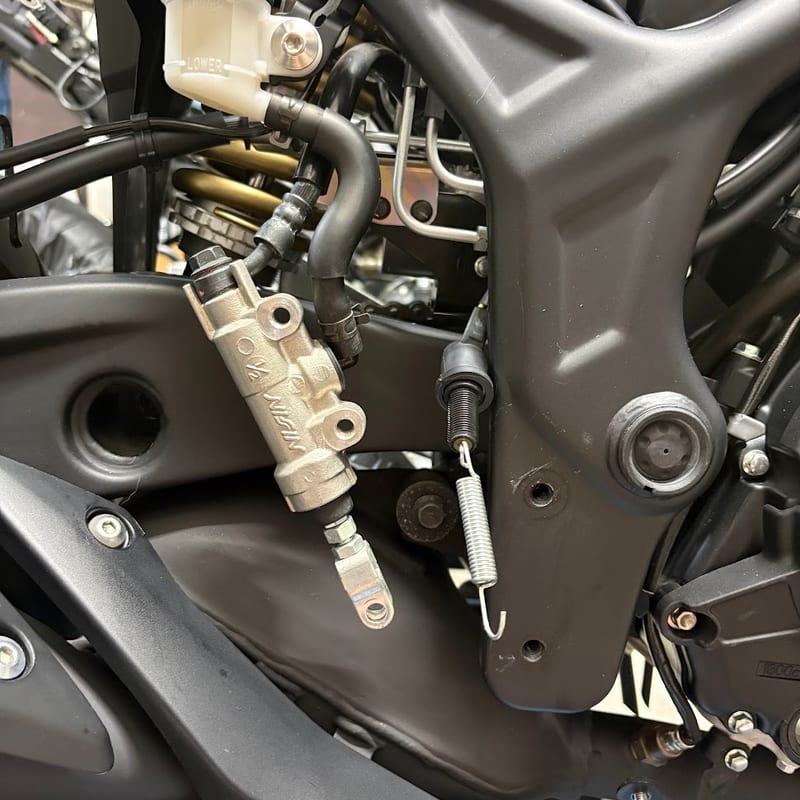 純正ステップを外した後のYZF-R3右側。リアマスターシリンダーとブレーキスイッチが残っている状態