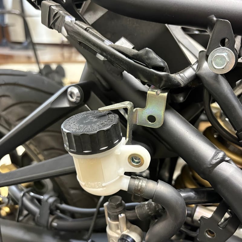 YZF-R3純正のリザーバータンク回り止め。ABS配線固定用の腕がフレーム側へ張り出している