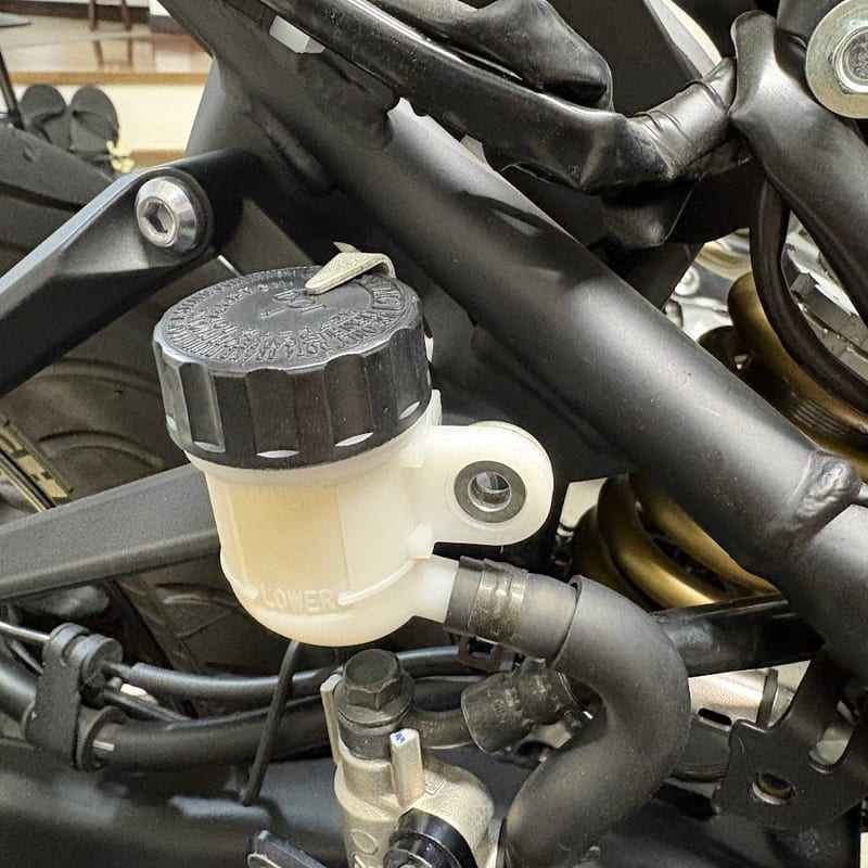 YZF-R25純正の回り止めに交換した後のリザーバータンクまわり