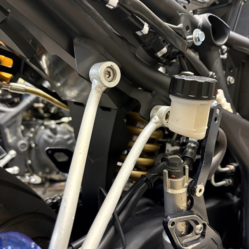 純正タンデムステップブラケットの代わりに取り付けた汎用アルミ製サイレンサーステー2本