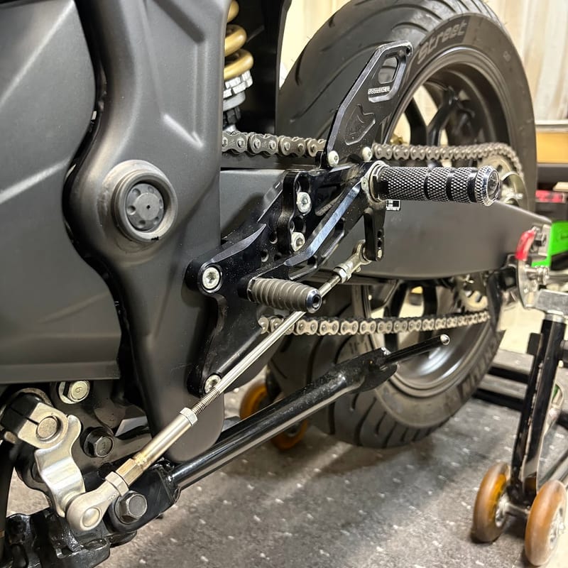 STRIKERステップキットを装着したYZF-R3の左側。チェンジペダルとステップバー、ヒールガード