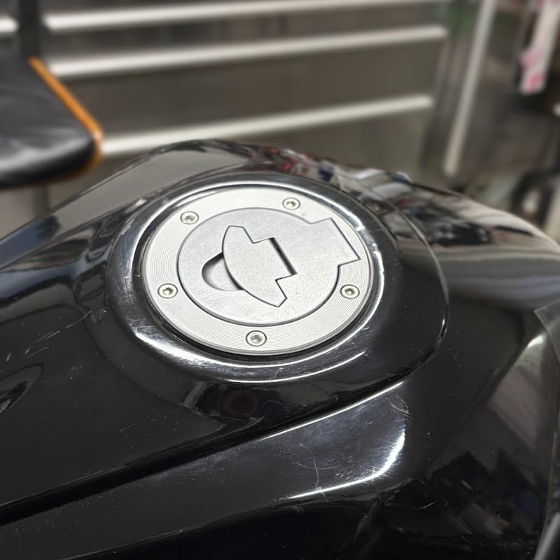 YZF-R3の純正タンクキャップ。ロックカバーを閉じた状態