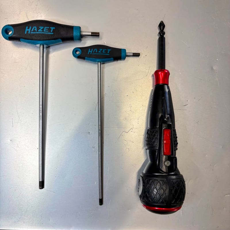 使った工具。HAZETのT型六角レンチ2本と、VESSELの黒い電ドラボールⅡ