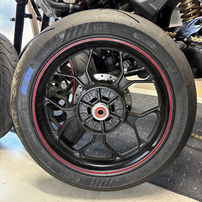 YZF-R25のリアホイールに組んであるスーパーコルサ V4。側面にSC1の青いシール