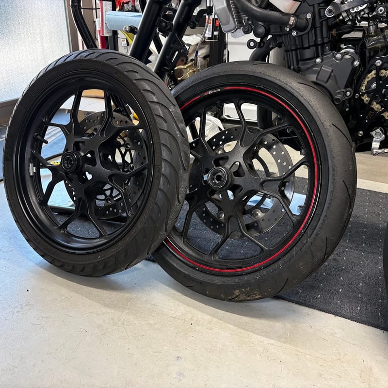 前輪2本。左がYZF-R3純正のPILOT STREET、右がYZF-R25のホイールに組んであるスーパーコルサ V4
