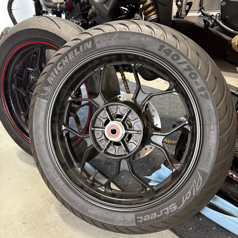 YZF-R3純正のリアタイヤ、ミシュランPILOT STREET。側面に140/70-17の表記