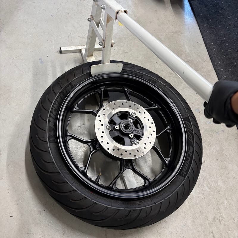 J-TRIPのビードブレーカーで、YZF-R3のリアホイールに付いた純正タイヤのビードを落としているところ