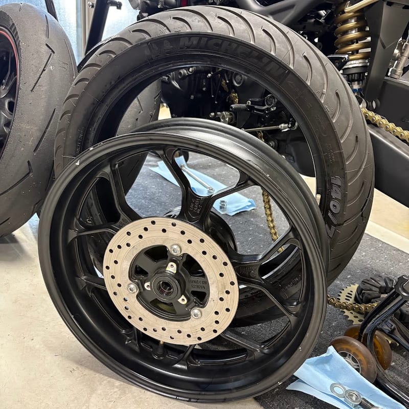 タイヤを外したYZF-R3のリアホイールと、外した純正のPILOT STREET