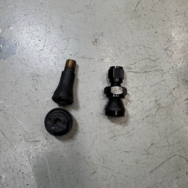 軸と頭に分かれた純正のゴムバルブと、ナットとゴムブッシュが付いたGALE SPEEDのアルミ製バルブ