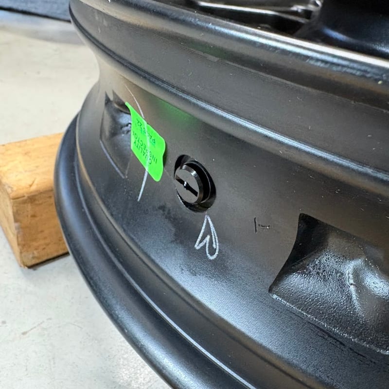 リムのタイヤ側から差し込んだGALE SPEEDのバルブ。頭に溝がある