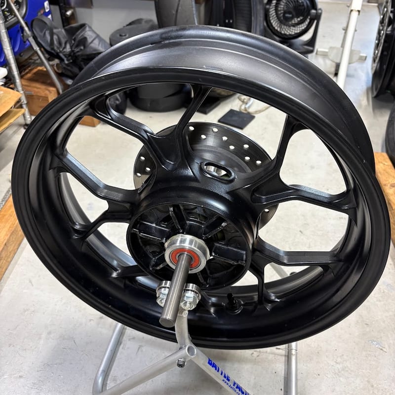 バトルファクトリーのホイールバランサーに、タイヤを外したYZF-R3のリアホイールを載せたところ