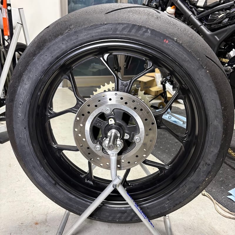 スーパーコルサ V4を組んだYZF-R3のリアホイールを、ホイールバランサーに載せたところ