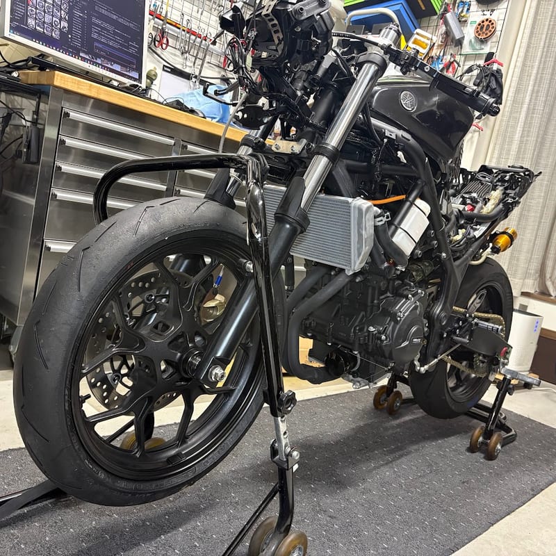 スーパーコルサ V4に組み換えたYZF-R3の前輪。フロントスタンドで上げている