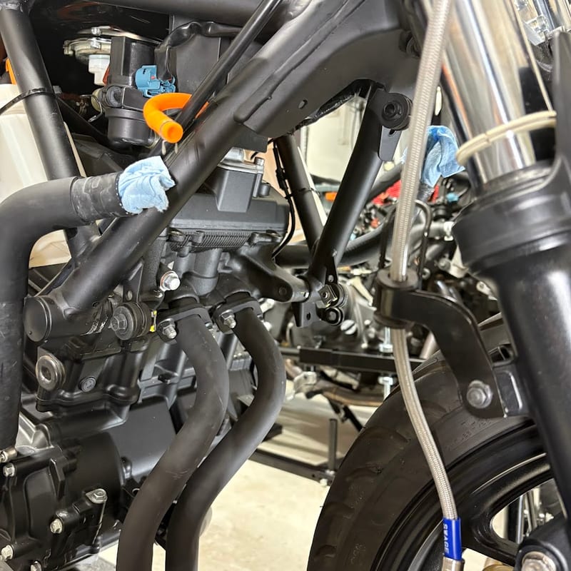 ラジエターを外した車体。抜いたホースの口を青いペーパーでふさいである