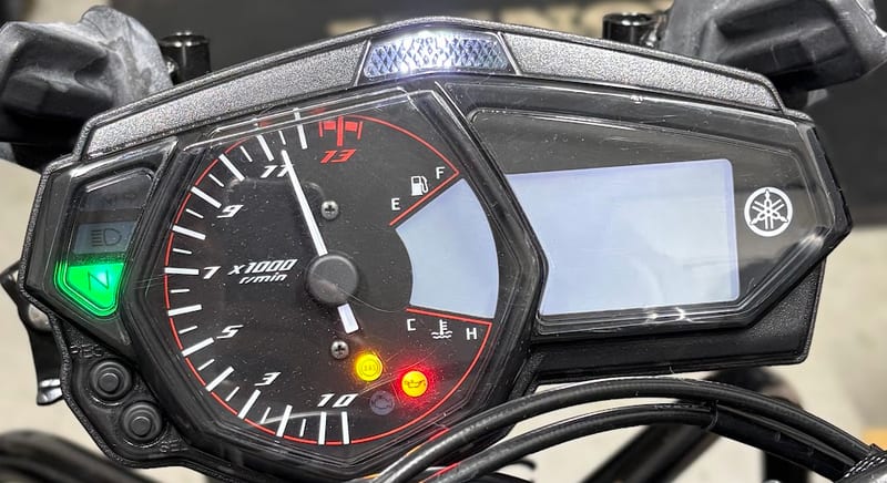 点灯回転数の設定中のYZF-R3のメーター。タコメーターの針が11と12の間の11,500 r/minを指し、上部中央のシフトインジケーターが点灯