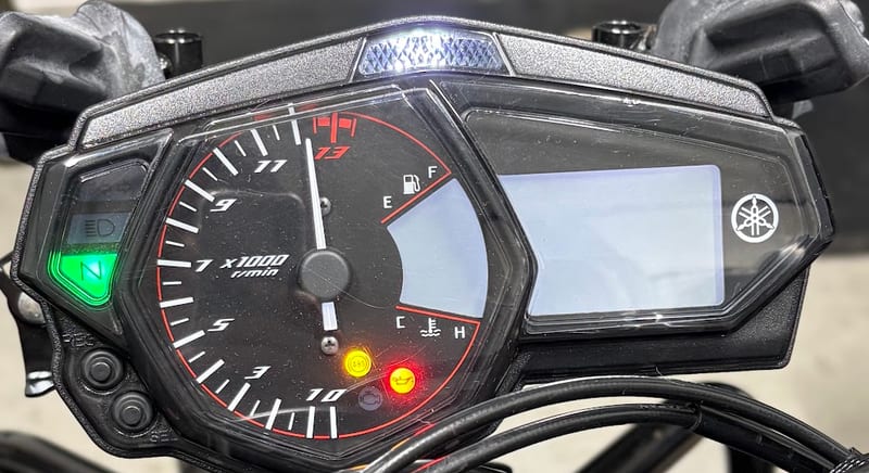 消灯回転数の設定中のYZF-R3のメーター。タコメーターの針が12の目盛りの少し右の12,400 r/minを指している