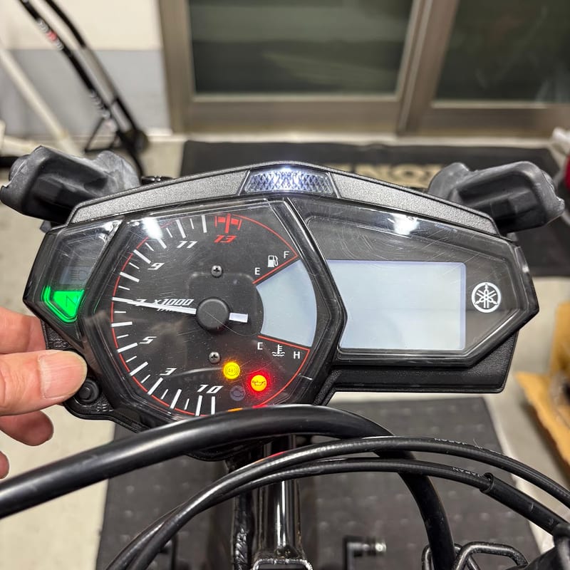 点灯回転数の設定中のYZF-R3のメーター。タコメーターの針が7,000 r/minを指し、液晶は消えている