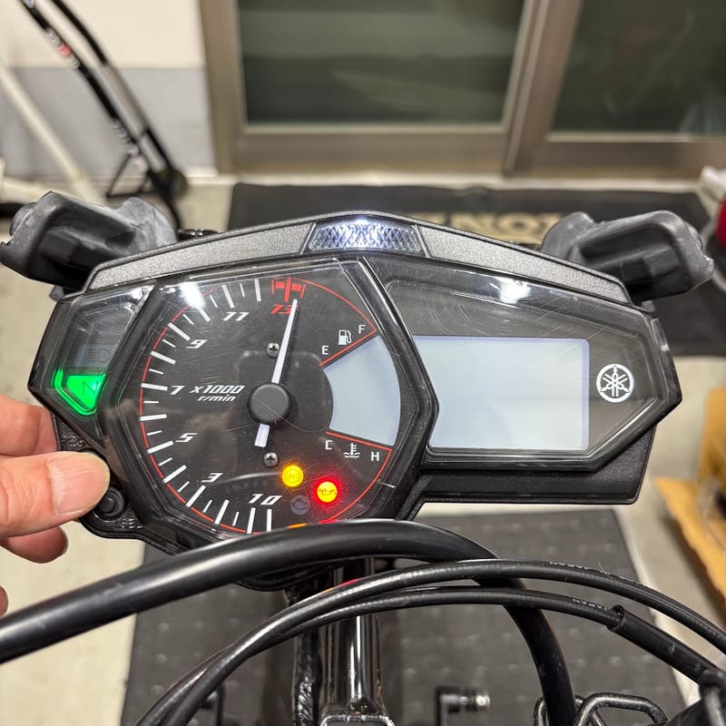 点灯回転数の設定中のYZF-R3のメーター。タコメーターの針が13,500 r/minを指している
