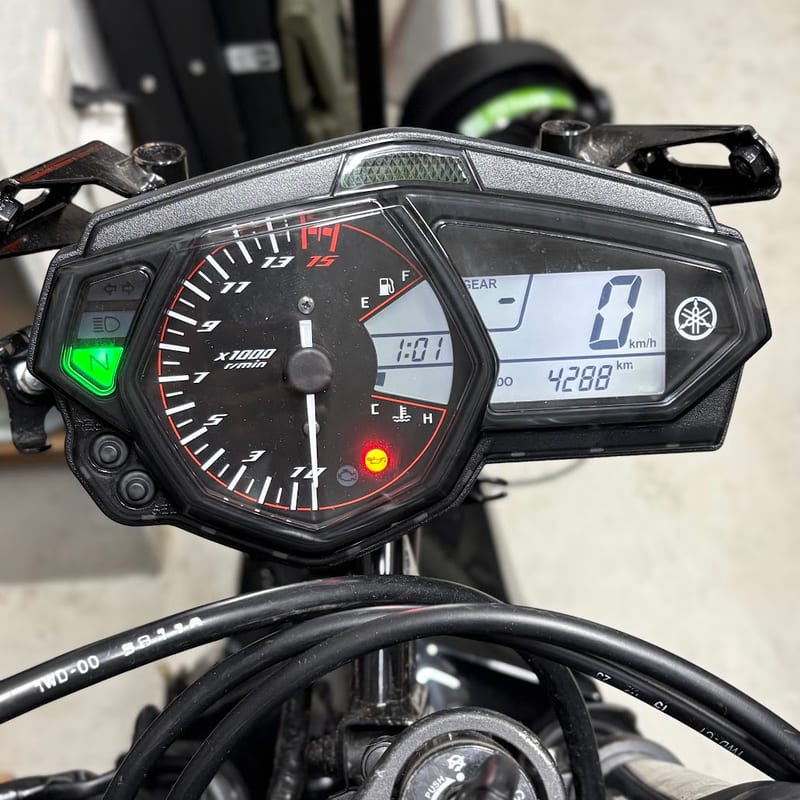 YZF-R25のメーター。タコメーターの目盛りが15,000 r/minまである