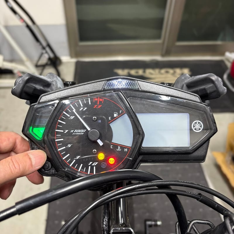回転数の設定中のYZF-R3のメーター。タコメーターの針が9と11の間を指している