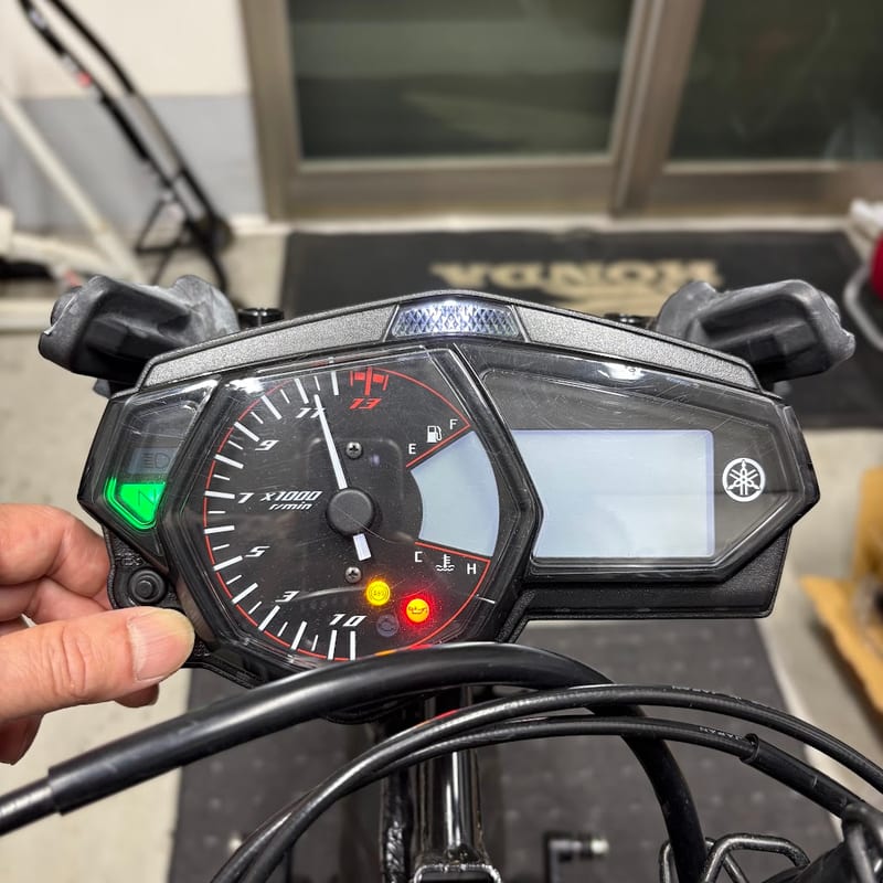 回転数の設定中のYZF-R3のメーター。タコメーターの針が11の目盛りの少し右を指している