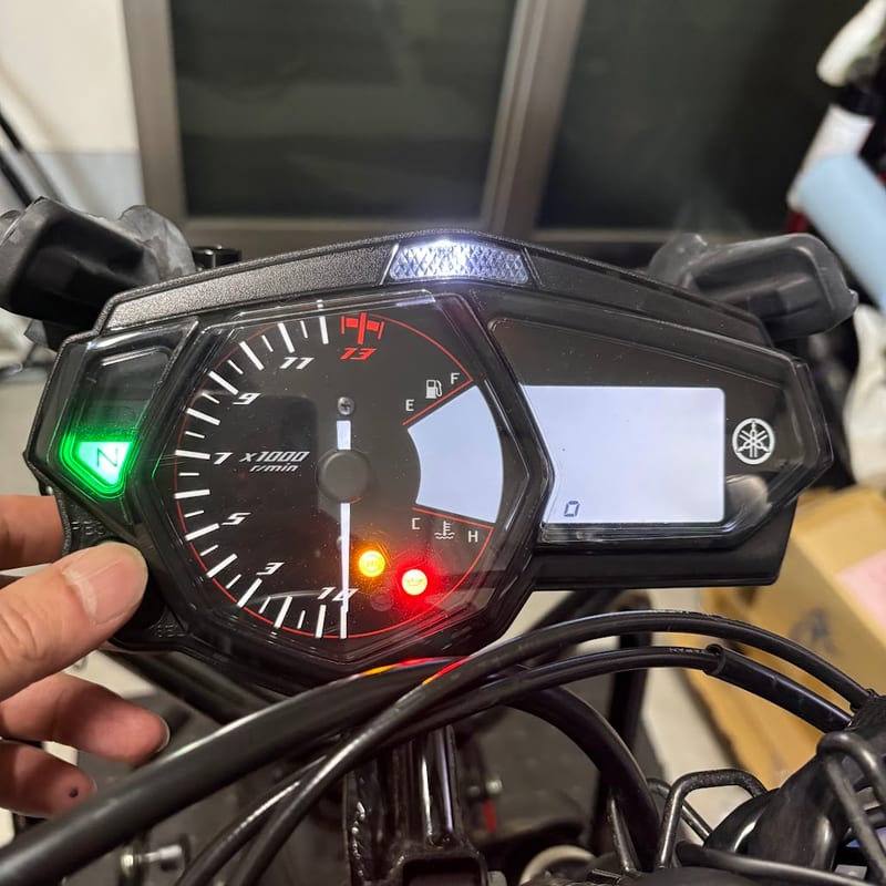 明るさの設定中のYZF-R3のメーター。上部中央のシフトインジケーターが光り、液晶の下段に四角が1個
