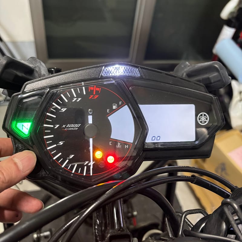明るさの設定中のYZF-R3のメーター。上部中央のシフトインジケーターが光り、液晶の下段に四角が2個