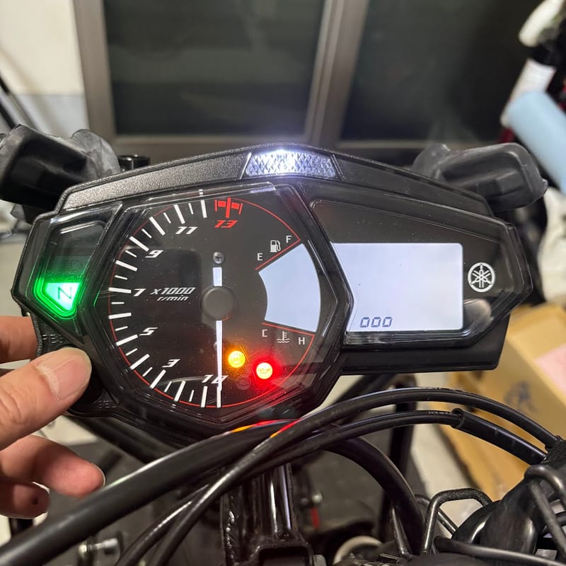 明るさの設定中のYZF-R3のメーター。上部中央のシフトインジケーターが光り、液晶の下段に四角が3個