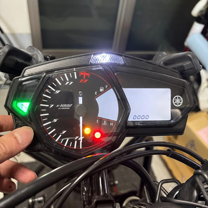 明るさの設定中のYZF-R3のメーター。上部中央のシフトインジケーターが光り、液晶の下段に四角が4個
