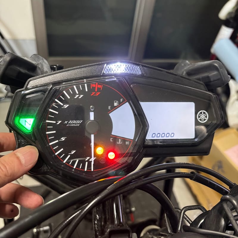 明るさの設定中のYZF-R3のメーター。上部中央のシフトインジケーターが光り、液晶の下段に四角が5個