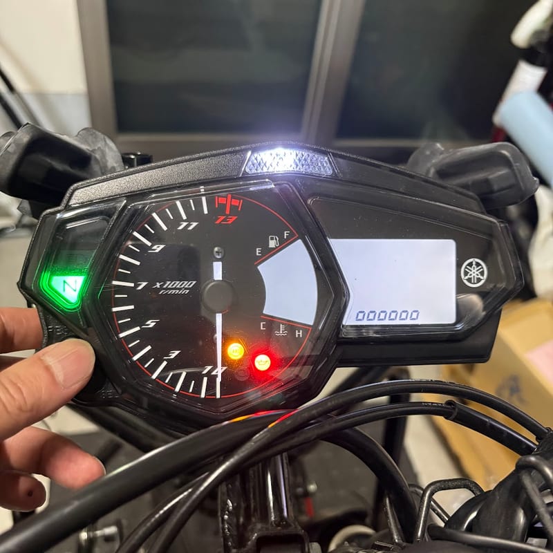 明るさの設定中のYZF-R3のメーター。上部中央のシフトインジケーターが光り、液晶の下段に四角が6個