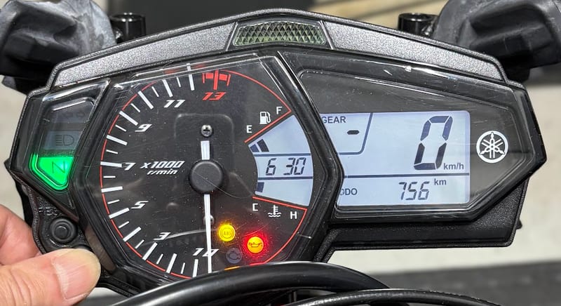 設定を終えたYZF-R3のメーター。液晶に時計の6:30、速度の0 km/h、オドメーターの756 kmが表示されている