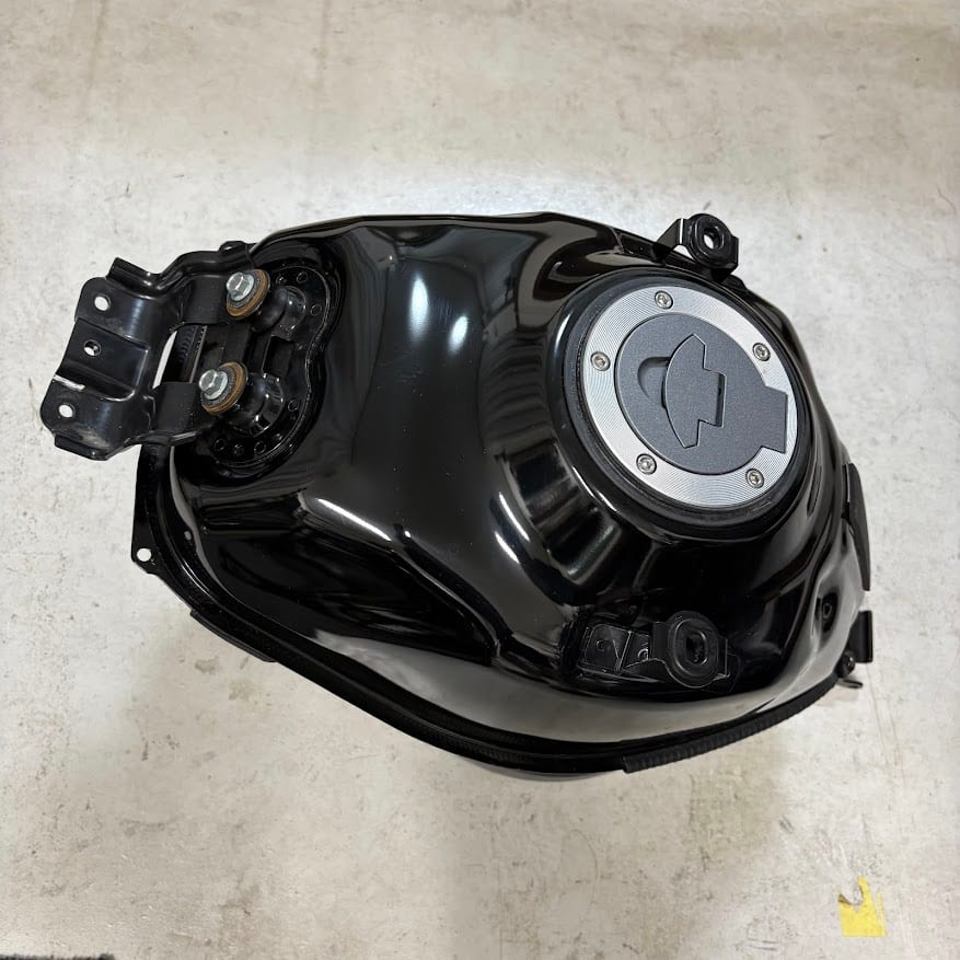 車体から取り外したフューエルタンク単体。フューエルキャップと下面のブラケットが見える