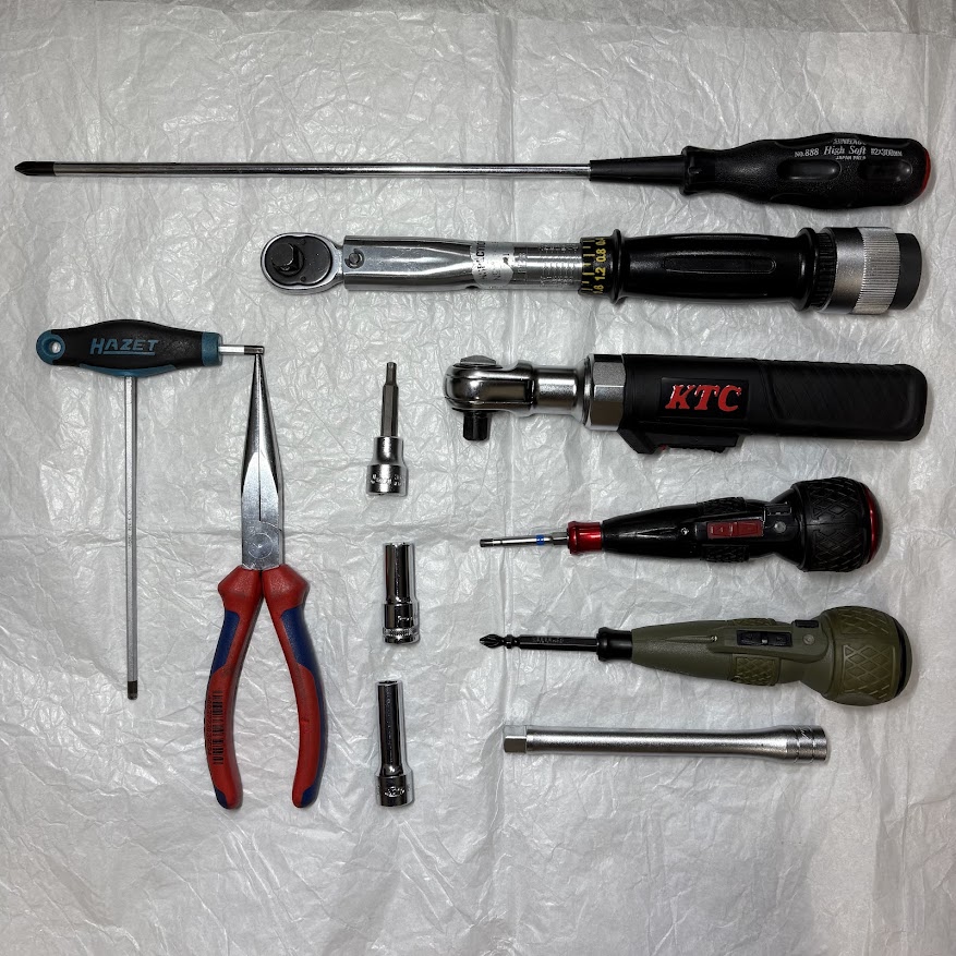 使用した工具一式。ロングマイナスドライバー、トルクレンチ、KTCコードレスラチェット、ヘックスビット、ソケット2種、プライヤー